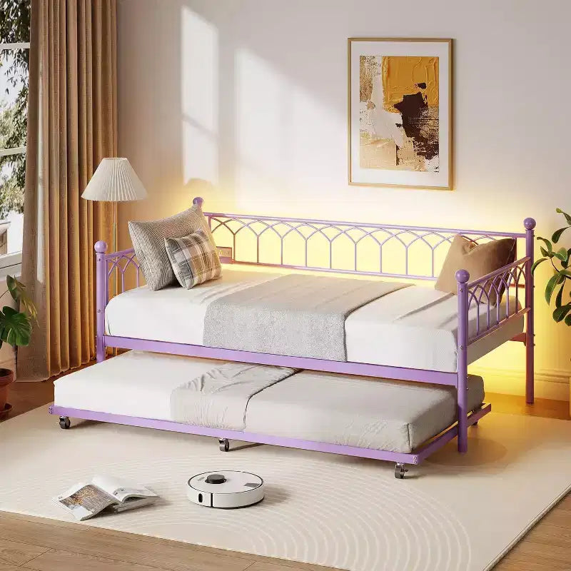 Letto a una piazza e mezza con letto estraibile, stazione di ricarica integrata e luci LED RGB, struttura in metallo