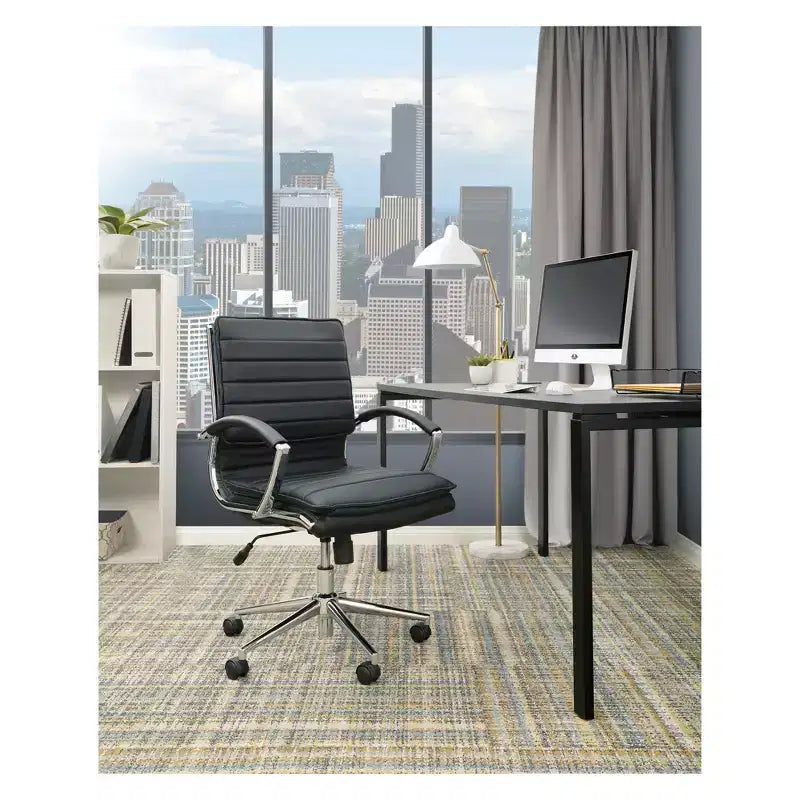 Sedia da manager in similpelle a schienale medio con inclinazione bloccabile, supporto lombare e braccioli cromati, 113 kg