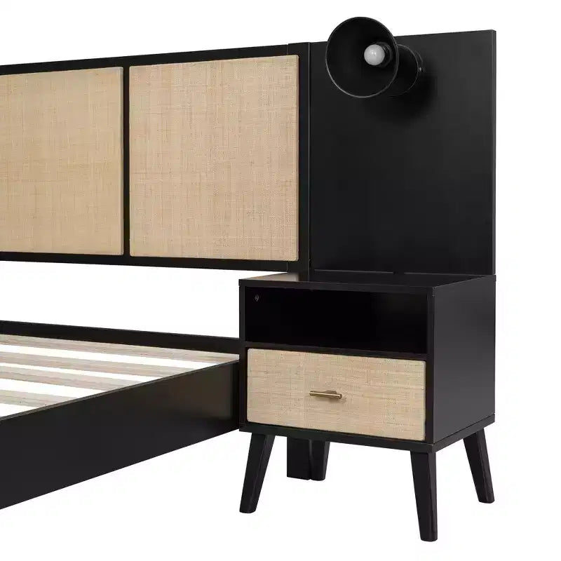 Letto matrimoniale con testiera in rattan, lampade integrate e 2 comodini, legno massiccio