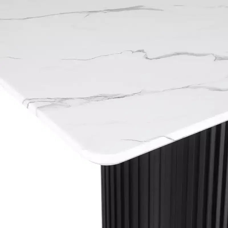 Tavolo da pranzo rettangolare in finto marmo da 180 cm, base in metallo scanalato nero, 6 posti, 150 kg