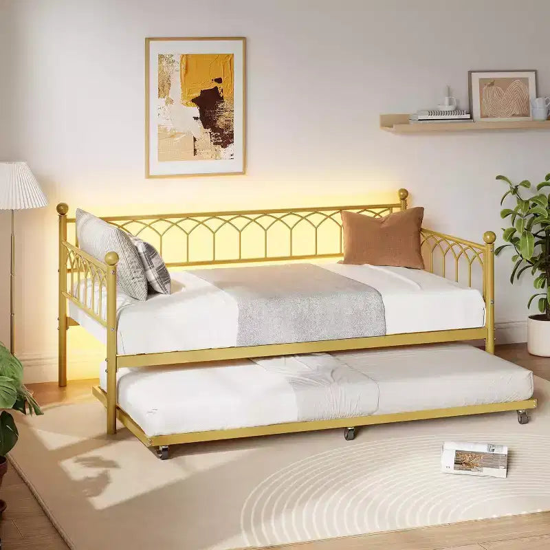 Letto a una piazza e mezza con letto estraibile, stazione di ricarica integrata e luci LED RGB, struttura in metallo
