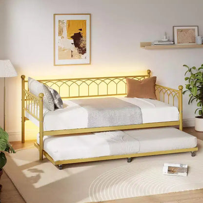 Letto a una piazza e mezza con letto estraibile, stazione di ricarica integrata e luci LED RGB, struttura in metallo