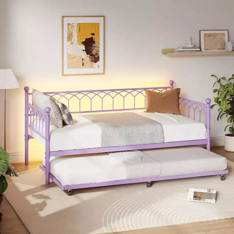 Letto a una piazza e mezza con letto estraibile, stazione di ricarica integrata e luci LED RGB, struttura in metallo