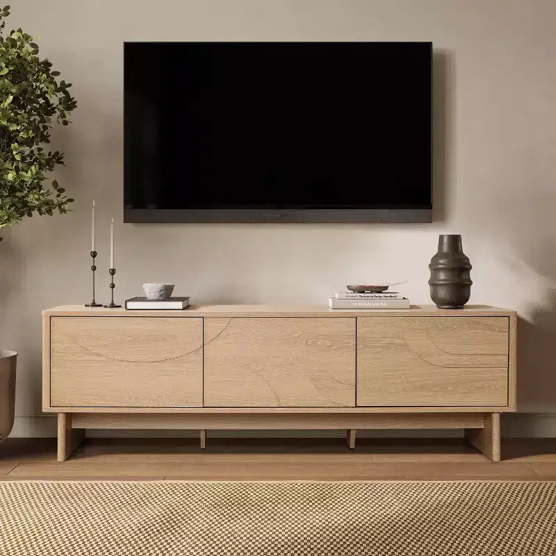 Mobile TV da 59" con 3 Ante, Frontale Intagliato Geometrico, Venatura Legno Chiaro, Adatto per TV fino a 65"
