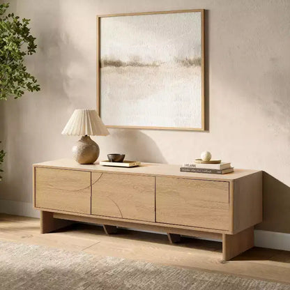 Mobile TV da 59" con 3 Ante, Frontale Intagliato Geometrico, Venatura Legno Chiaro, Adatto per TV fino a 65"