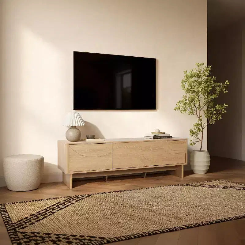 Mobile TV da 59" con 3 Ante, Frontale Intagliato Geometrico, Venatura Legno Chiaro, Adatto per TV fino a 65"