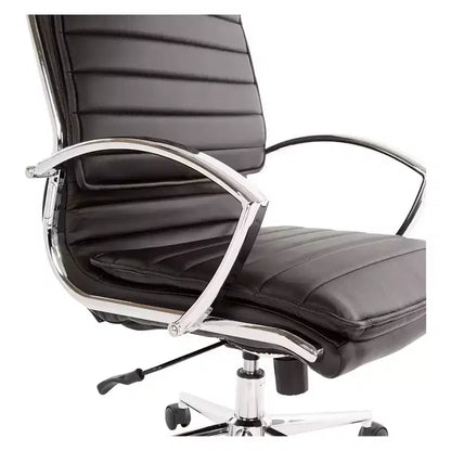 Sedia da manager in similpelle a schienale medio con inclinazione bloccabile, supporto lombare e braccioli cromati, 113 kg