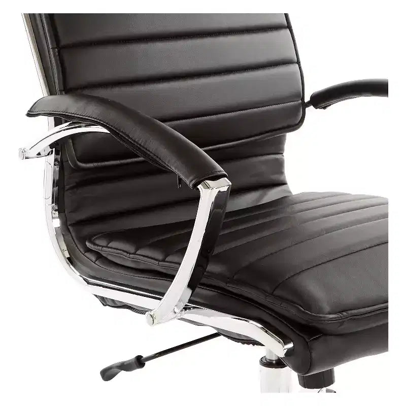 Sedia da manager in similpelle a schienale medio con inclinazione bloccabile, supporto lombare e braccioli cromati, 113 kg
