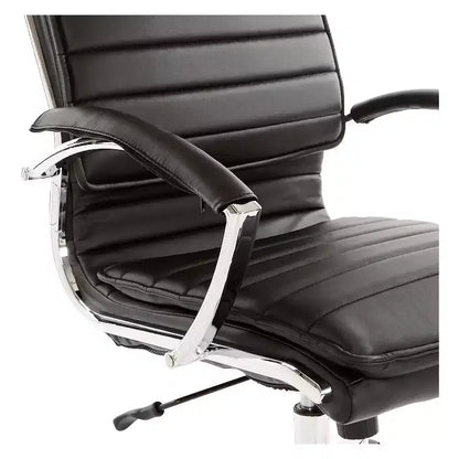 Sedia da manager in similpelle a schienale medio con inclinazione bloccabile, supporto lombare e braccioli cromati, 113 kg