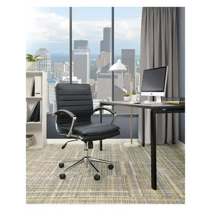 Sedia da manager in similpelle a schienale medio con inclinazione bloccabile, supporto lombare e braccioli cromati, 113 kg