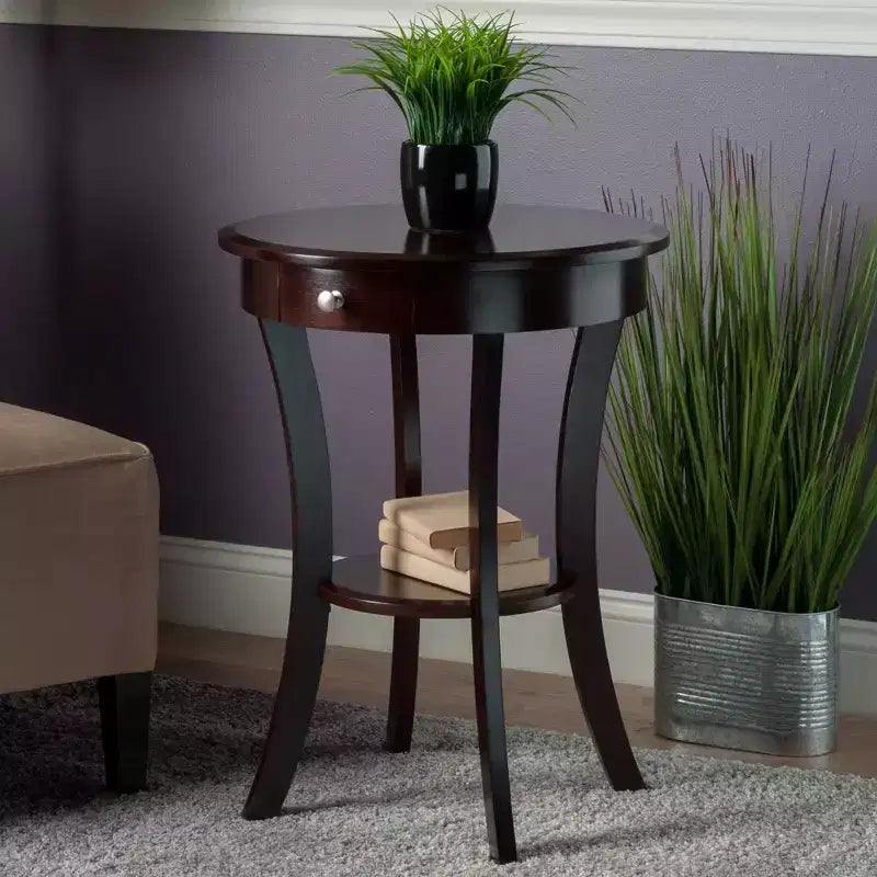 Tavolino d'appoggio rotondo da 50 cm con cassetto e ripiano, gambe svasate, legno color cappuccino