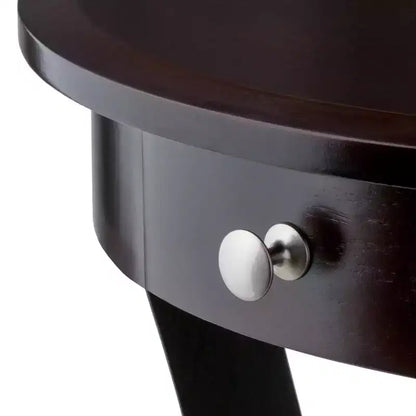 Tavolino d'appoggio rotondo da 50 cm con cassetto e ripiano, gambe svasate, legno color cappuccino
