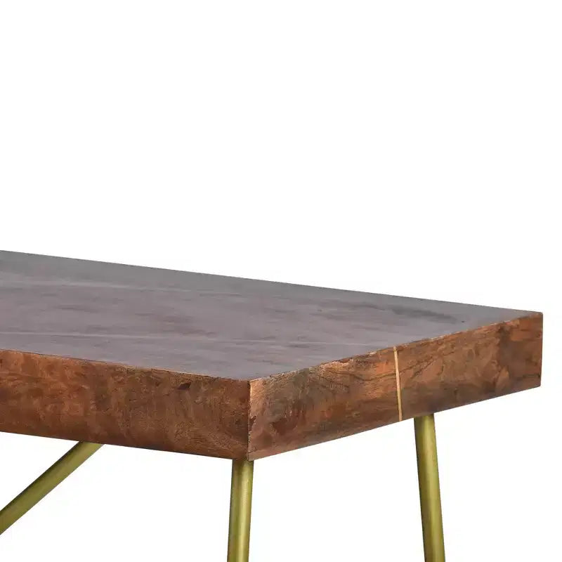 Tavolino da divano 46" con piano in legno di mango, intarsio in ottone e gambe incrociate in metallo, stile Modern Glam