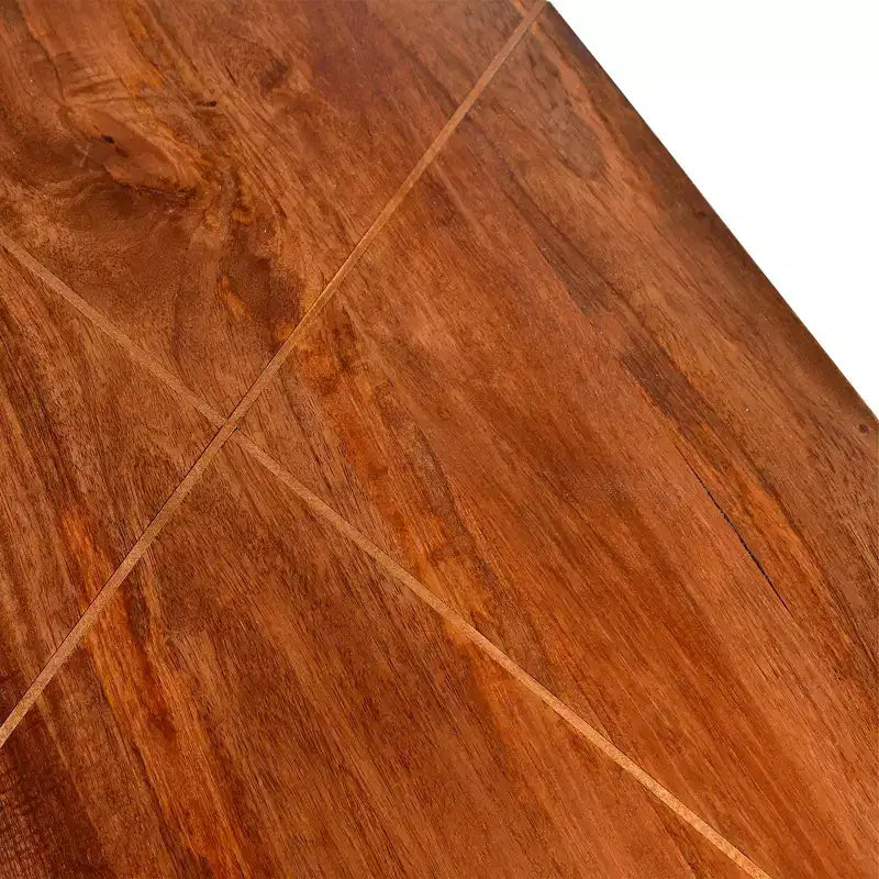 Tavolino da divano 46" con piano in legno di mango, intarsio in ottone e gambe incrociate in metallo, stile Modern Glam