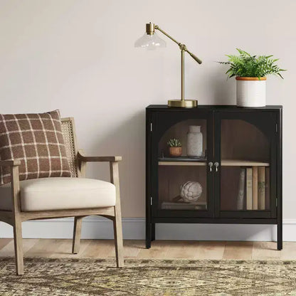 Mobiletto a 2 ante nero Accent con ripiano regolabile, ferramenta color peltro e impiallacciatura in legno