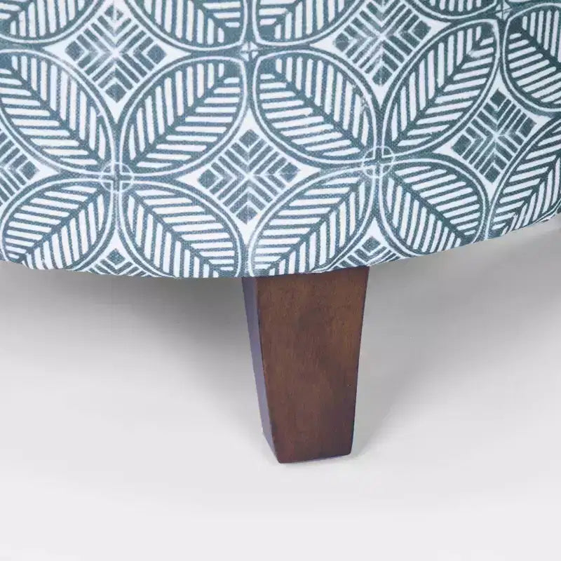 Pouf rotondo contenitore da 48 cm con coperchio rimovibile, gambe svasate in legno sbiancato, capacità 113 kg