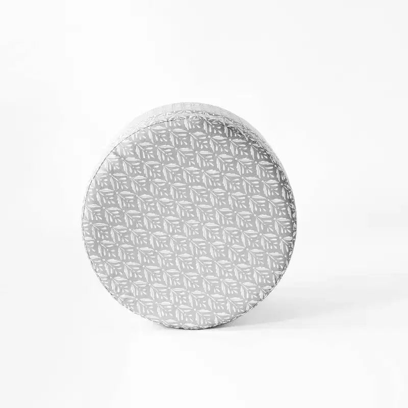 Pouf rotondo contenitore da 48 cm con coperchio rimovibile, gambe svasate in legno sbiancato, capacità 113 kg