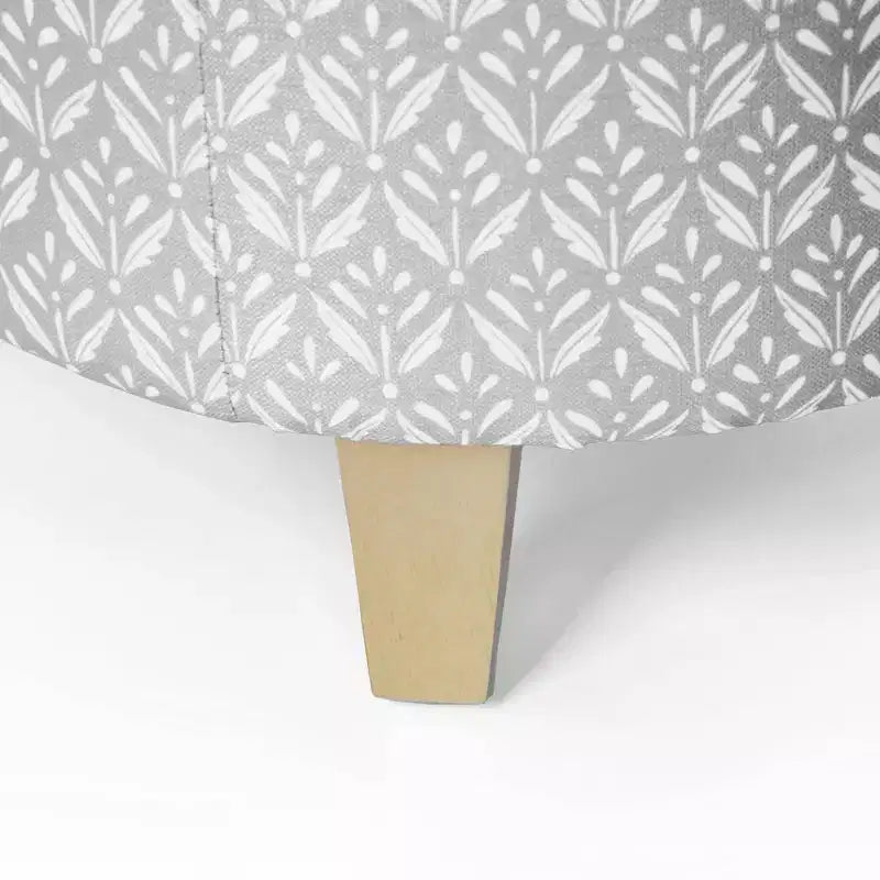 Pouf rotondo contenitore da 48 cm con coperchio rimovibile, gambe svasate in legno sbiancato, capacità 113 kg