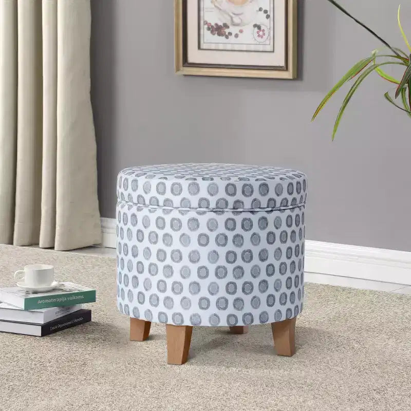 Pouf rotondo contenitore da 48 cm con coperchio rimovibile, gambe svasate in legno sbiancato, capacità 113 kg