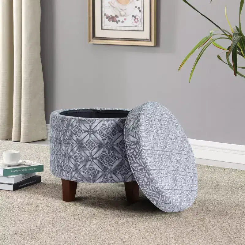Pouf rotondo contenitore da 48 cm con coperchio rimovibile, gambe svasate in legno sbiancato, capacità 113 kg