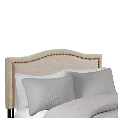 Testiera imbottita con borchie decorative color rame, struttura in compensato e gambe in metallo nero